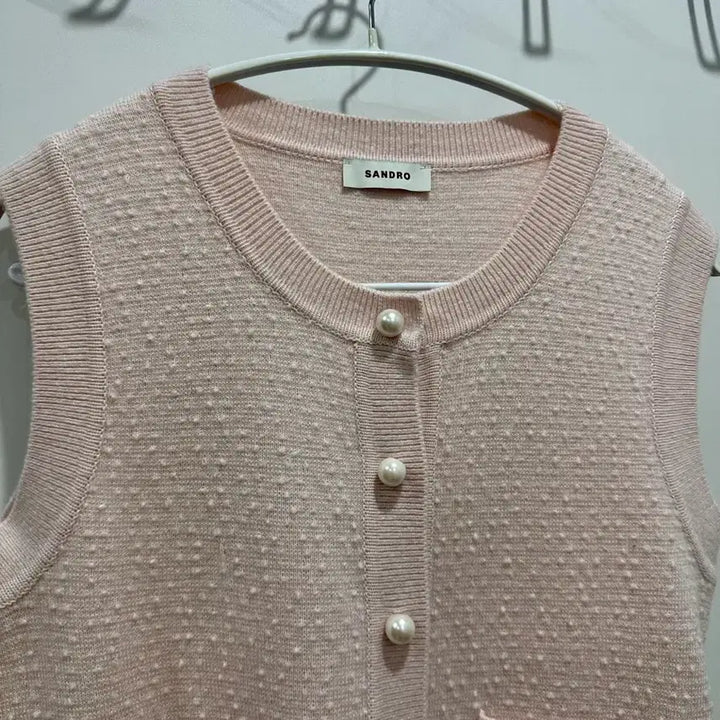 [BUNJANG] Sandro Pearl Embellished Knit Vest Cardigan / (코디 사진 있음) 산드로 핑크 니트 조끼 가디건 sandro 진주