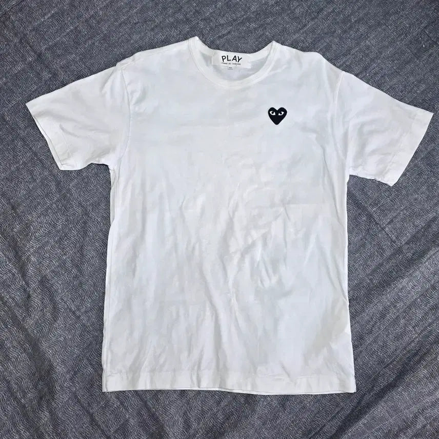 [SOLD OUT] 정품 꼼데가르송 플레이 흰색 반팔 티셔츠 블랙와펜(M/무료배송)