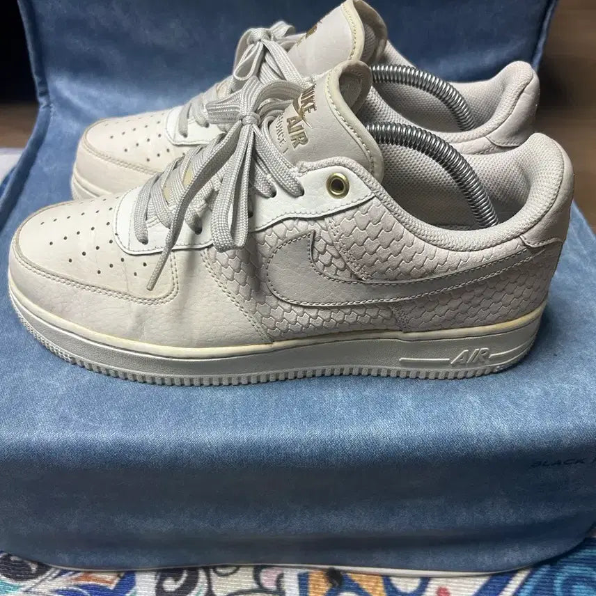 [BUNJANG] Nike Air Force 1 Low LV8 Snake Skin Metallic Gold / 나이키 에어포스1 로우 LV8 스네이크 스킨 세일 메탈릭 골드 260 (