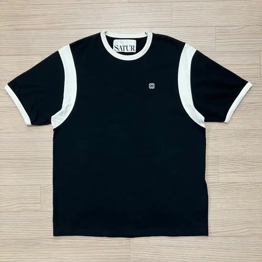 [BUNJANG] Satur Logo Patch Short Sleeve T-shirt Black / [Satur] 세터 로고 와펜 반팔 티셔츠 블랙
