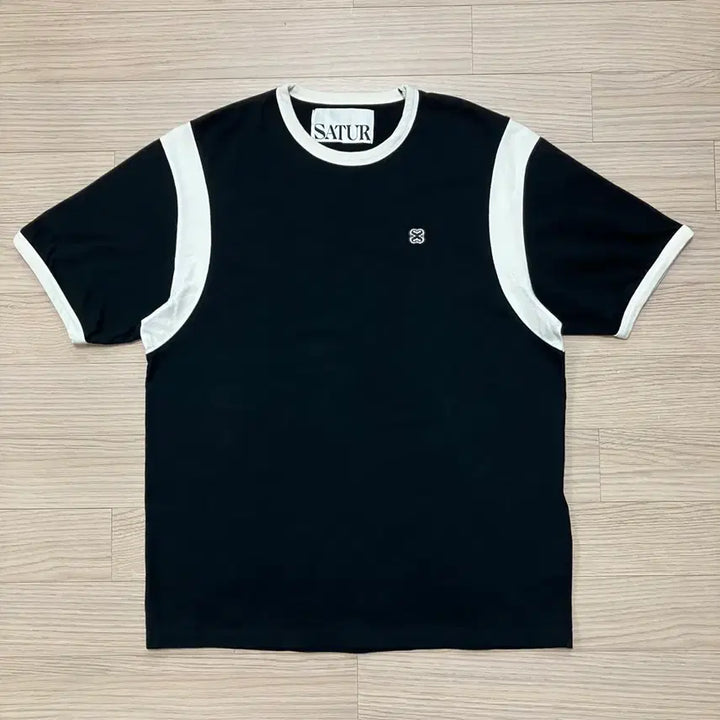 [BUNJANG] Satur Logo Patch Short Sleeve T-shirt Black / [Satur] 세터 로고 와펜 반팔 티셔츠 블랙