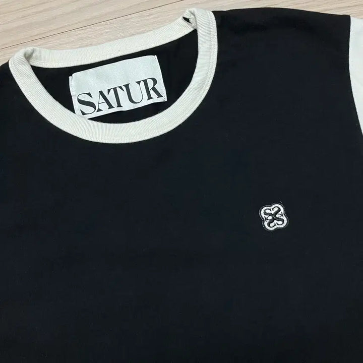 [BUNJANG] Satur Logo Patch Short Sleeve T-shirt Black / [Satur] 세터 로고 와펜 반팔 티셔츠 블랙
