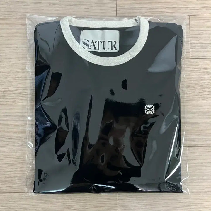 [BUNJANG] Satur Logo Patch Short Sleeve T-shirt Black / [Satur] 세터 로고 와펜 반팔 티셔츠 블랙