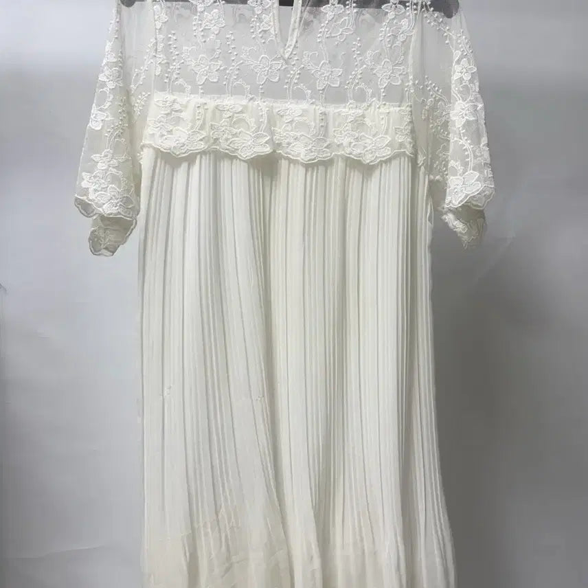 [BUNJANG] Bose Pleated Floral Lace Mini Dress / 플리츠 레이스 원피스