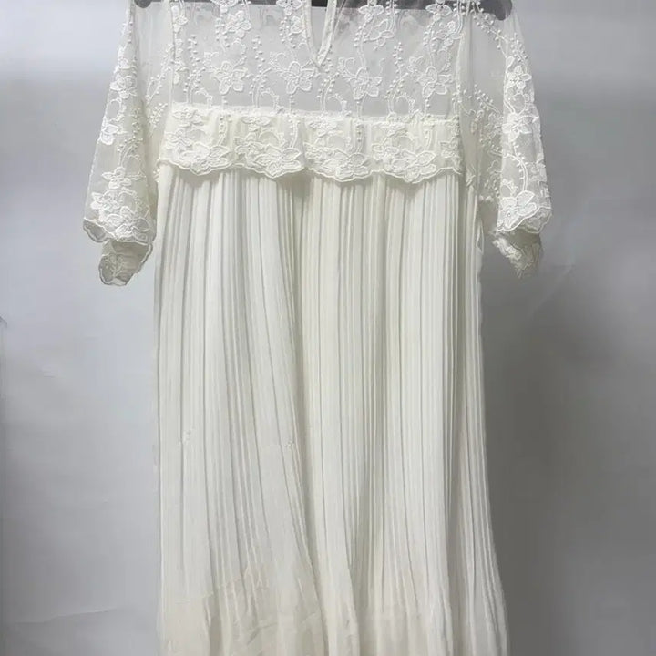 [BUNJANG] Bose Pleated Floral Lace Mini Dress / 플리츠 레이스 원피스