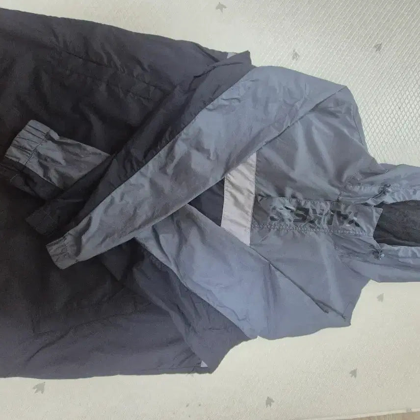 [BUNJANG] MLB New York Yankees Anorak Windbreaker Hoodie Jacket / 엠엘비 양키즈 아노락  바람막이 후드 자켓 블랙/그레이