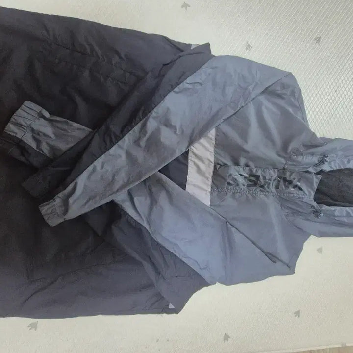[BUNJANG] MLB New York Yankees Anorak Windbreaker Hoodie Jacket / 엠엘비 양키즈 아노락  바람막이 후드 자켓 블랙/그레이