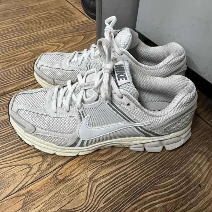 [SOLD OUT] 나이키 줌 보메로5 그레이 260 사이즈