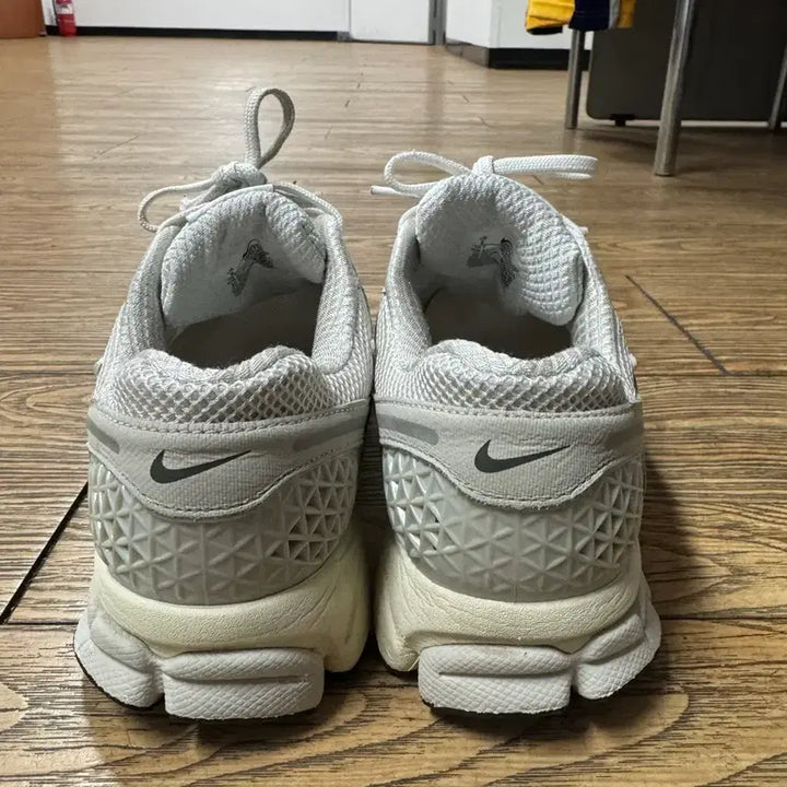 [SOLD OUT] 나이키 줌 보메로5 그레이 260 사이즈