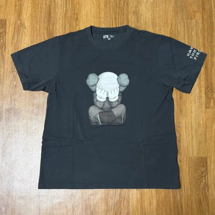 [SOLD OUT] Kaws 유니클로 도쿄 티셔츠 다크그레이
