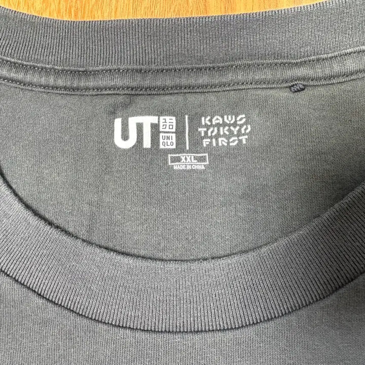 [SOLD OUT] Kaws 유니클로 도쿄 티셔츠 다크그레이