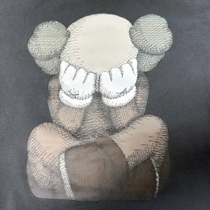 [SOLD OUT] Kaws 유니클로 도쿄 티셔츠 다크그레이