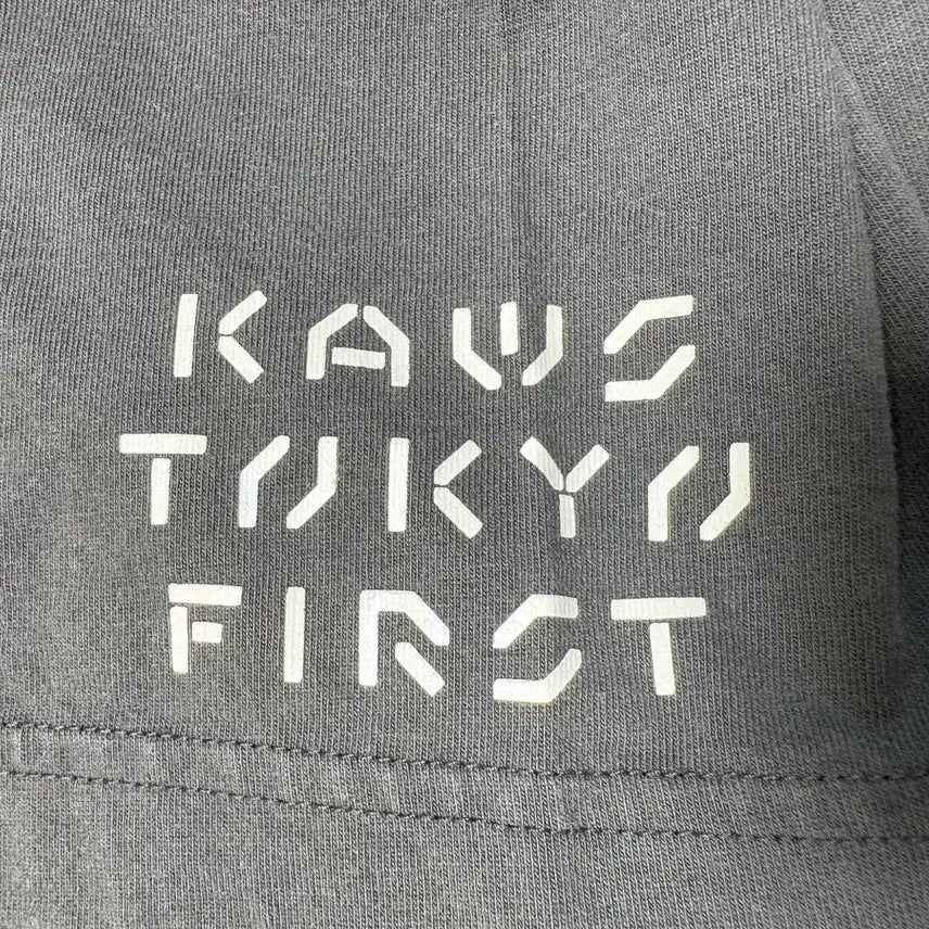 [SOLD OUT] Kaws 유니클로 도쿄 티셔츠 다크그레이
