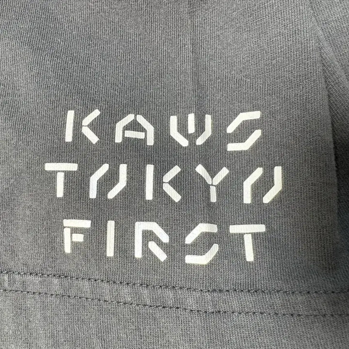 [SOLD OUT] Kaws 유니클로 도쿄 티셔츠 다크그레이