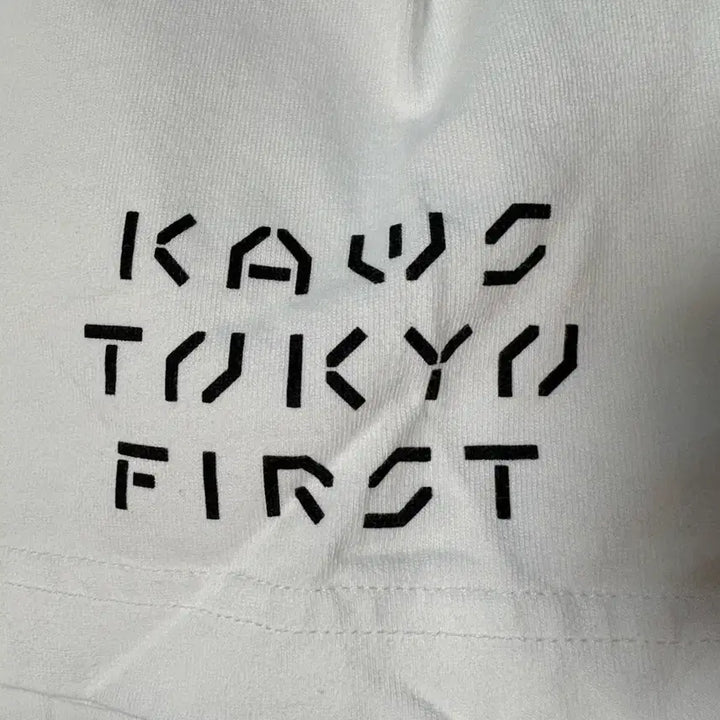 [BUNJANG] Uniqlo Kaws Tokyo First T-Shirt / Kaws 유니클로 도쿄 티셔츠 화이트