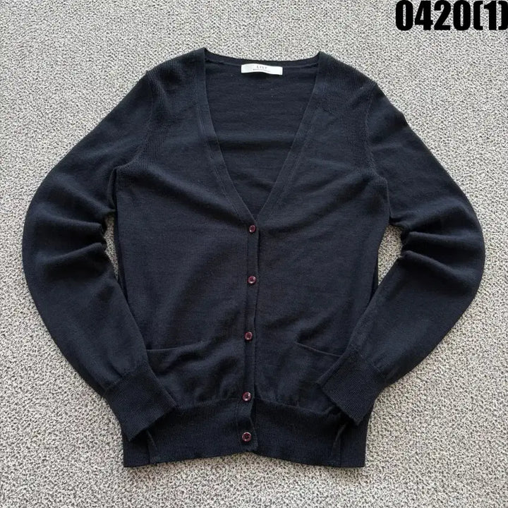 [BUNJANG] LIST Black V-Neck Cardigan (Size S) / LIST 블랙 브이넥 가디건 S