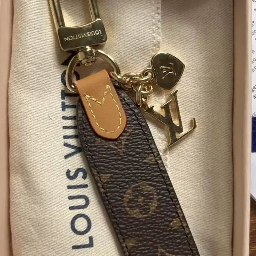 [BUNJANG] Louis Vuitton Brown Heart Logo Keyring / 루이비통 브라운 키링