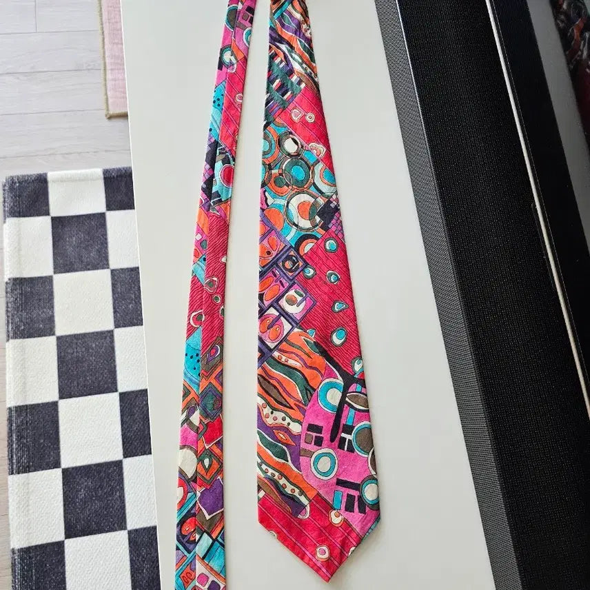 [BUNJANG] Vintage Graffiti Photography Tie / 영국산 빈티지 포토 그래피티 넥타이