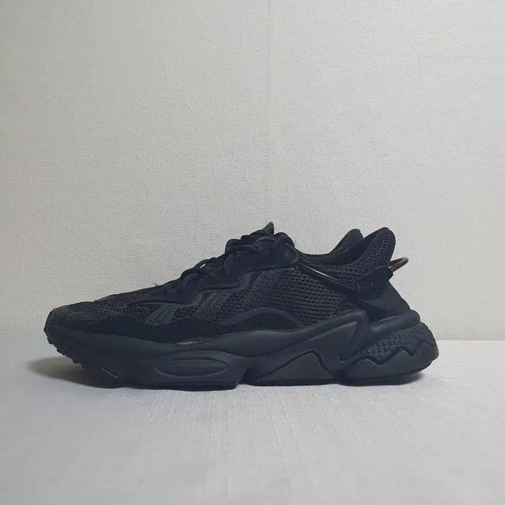 [SOLD OUT] 아디다스 오즈위고 트리플블랙 240mm