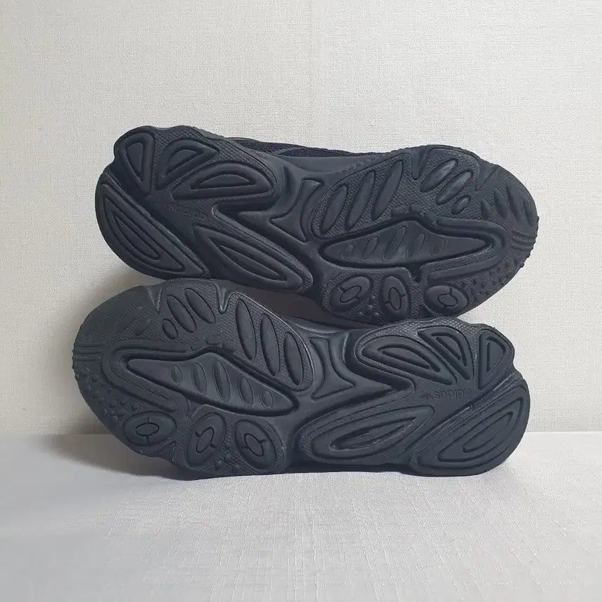 [SOLD OUT] 아디다스 오즈위고 트리플블랙 240mm
