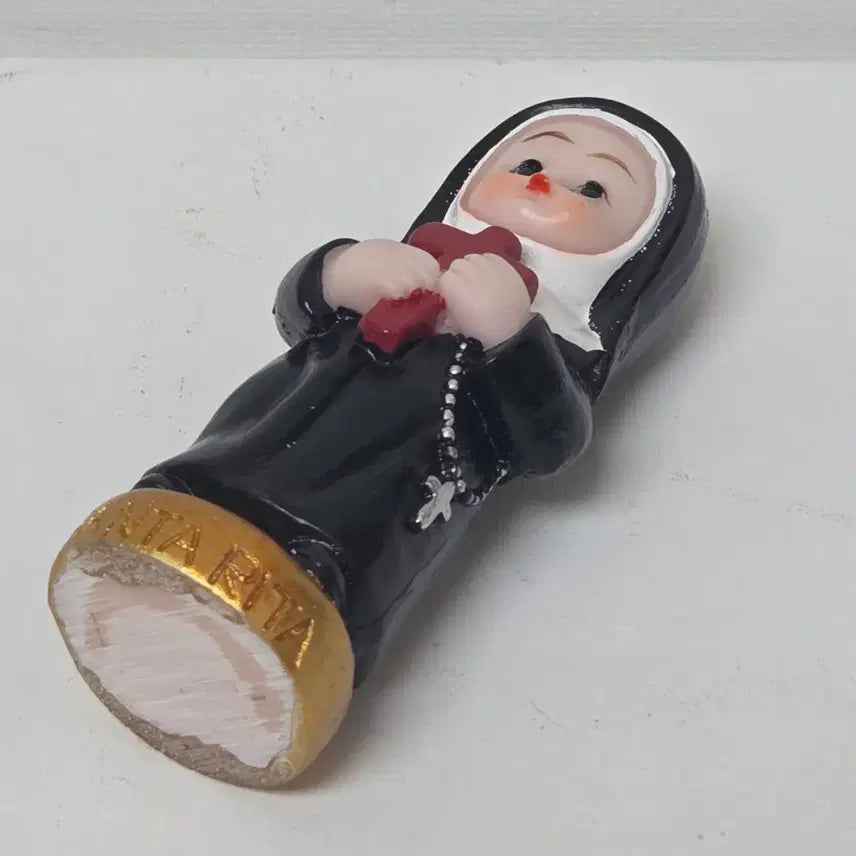 [BUNJANG] Antique Saint Rita Resin Figurine with Cross / 리타 성녀 앤틱 레진 피규어 가톨릭 성녀 십자가