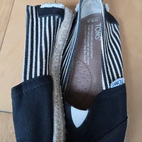 [BUNJANG] Toms Black Stripe Slip-on Shoes W6.5 / 탐스 블랙 스트라이프 슬립온 W6.5