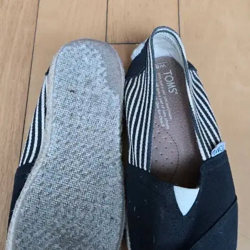 [BUNJANG] Toms Black Stripe Slip-on Shoes W6.5 / 탐스 블랙 스트라이프 슬립온 W6.5