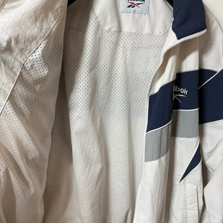 [SOLD OUT] 리복 올드스쿨 바람막이 화이트 네이비