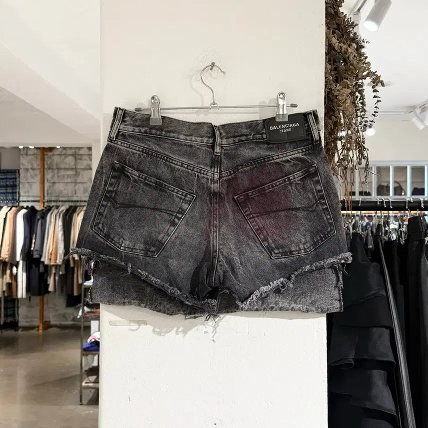 [SOLD OUT] 발렌시아가 흑청 워싱 데님 미니 스커트 숏팬츠