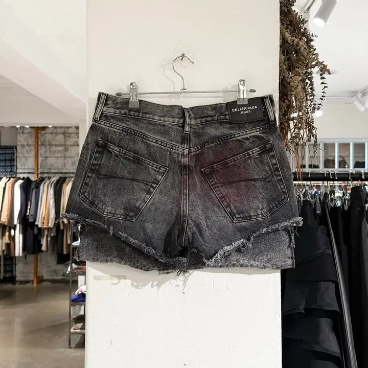 [SOLD OUT] 발렌시아가 흑청 워싱 데님 미니 스커트 숏팬츠