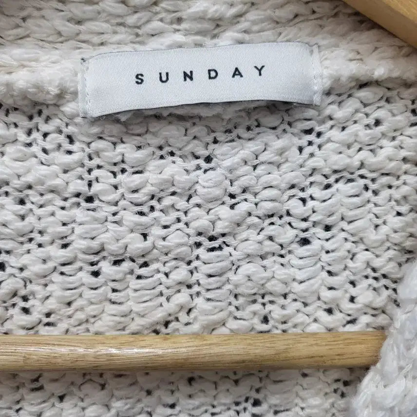 [BUNJANG] SUNDAY Ivory V-Neck Bouclé Cardigan / SUNDAY 아이보리 브이넥 가디건