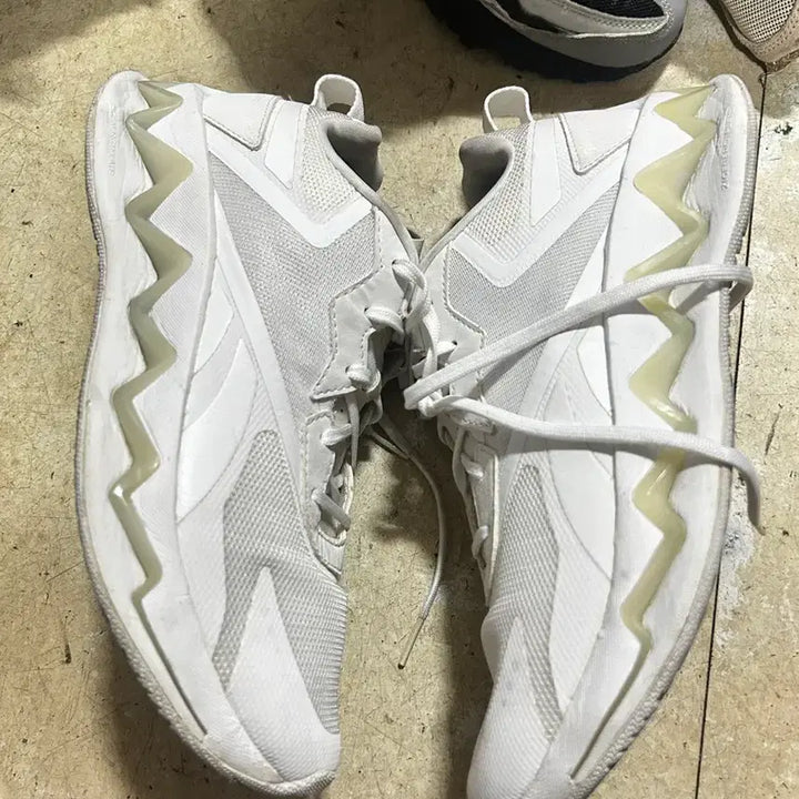 [BUNJANG] Reebok Zig Illusion Energy M Sneakers White / 리복 지그 일루션 에너지 M 스니커즈 화이트 265