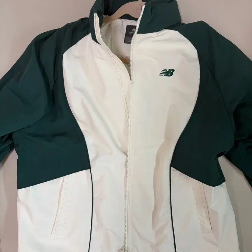 [BUNJANG] New Balance Windbreaker Jacket / 뉴발란스 바람막이 새제품