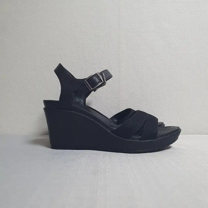 [SOLD OUT] 230mm 크록스 레이2 웨지힐샌들 블랙 W6