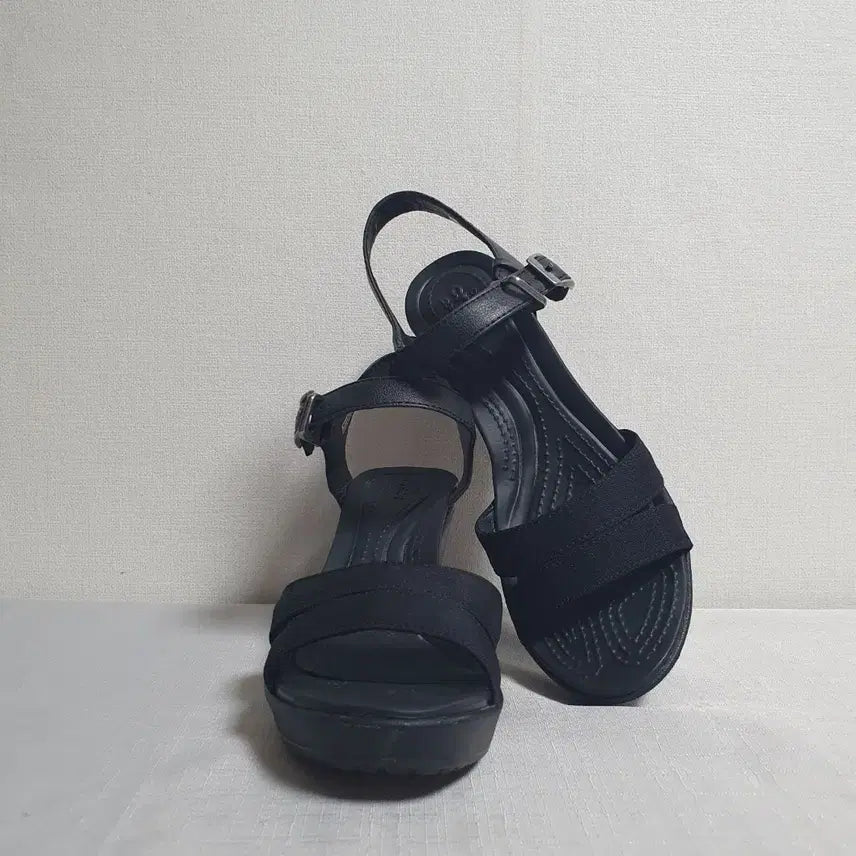 [SOLD OUT] 230mm 크록스 레이2 웨지힐샌들 블랙 W6