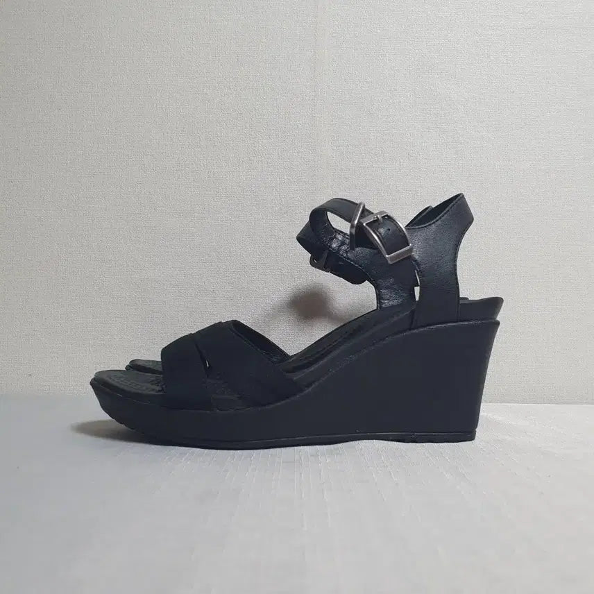 [SOLD OUT] 230mm 크록스 레이2 웨지힐샌들 블랙 W6