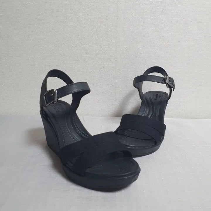 [SOLD OUT] 230mm 크록스 레이2 웨지힐샌들 블랙 W6