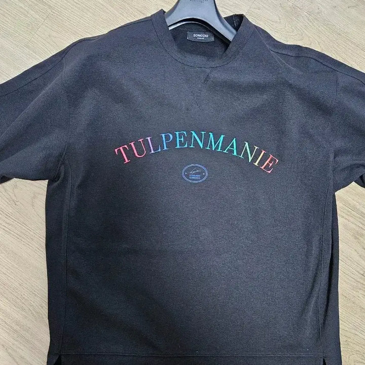 [BUNJANG] Songzio Embroidered Black T-shirt / 송지오 반팔