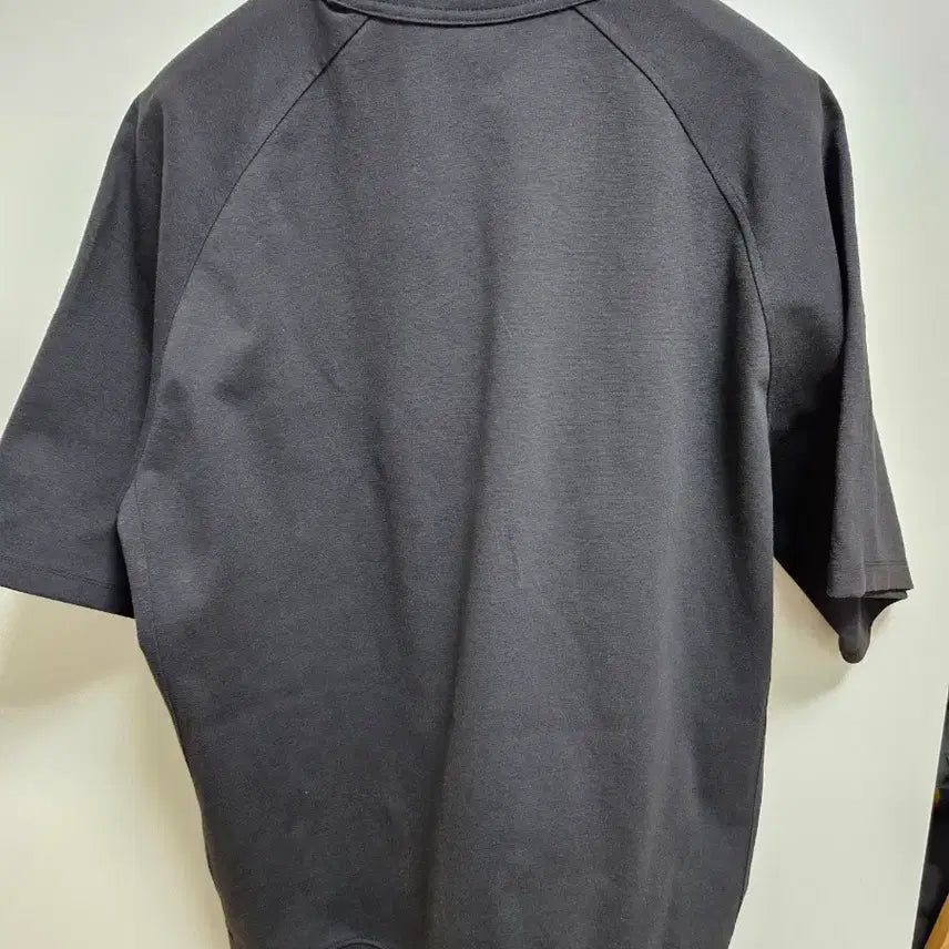 [BUNJANG] Songzio Embroidered Black T-shirt / 송지오 반팔