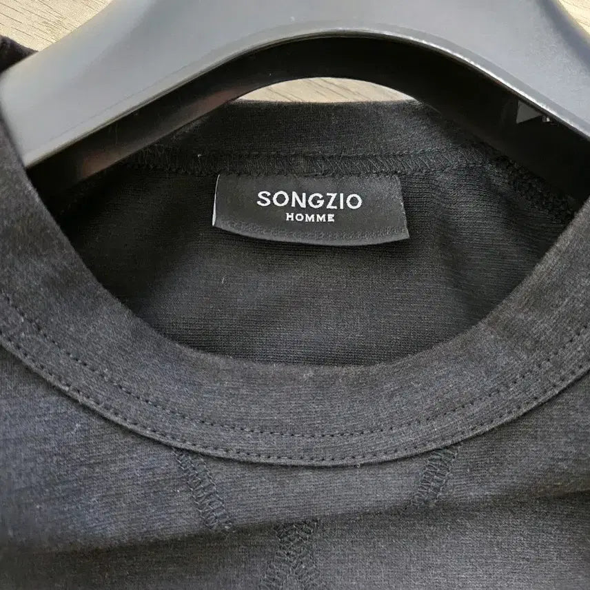 [BUNJANG] Songzio Embroidered Black T-shirt / 송지오 반팔