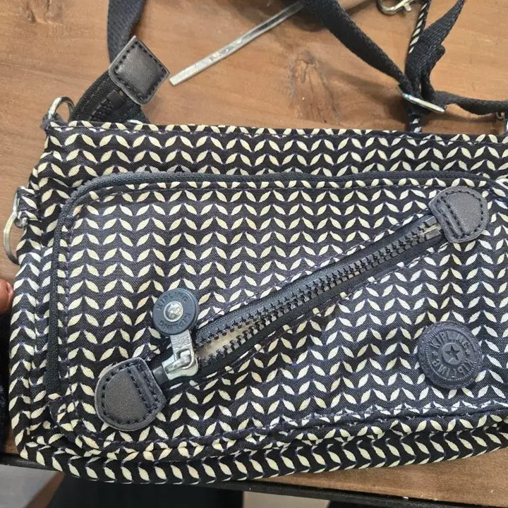 [BUNJANG] Kipling Black Patterned Crossbody Bag / 키플링 블랙 패턴 크로스백