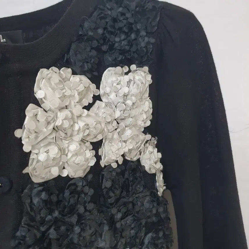 [BUNJANG] JILL BY JILLSTUART Black Floral Embellished Cardigan / 질바이질스튜어트 블랙 꽃 장식 가디건