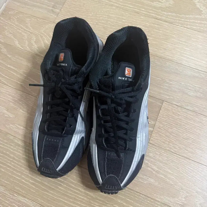 [SOLD OUT] 나이키 샥스r4 블랙 배스트 그레이(260)