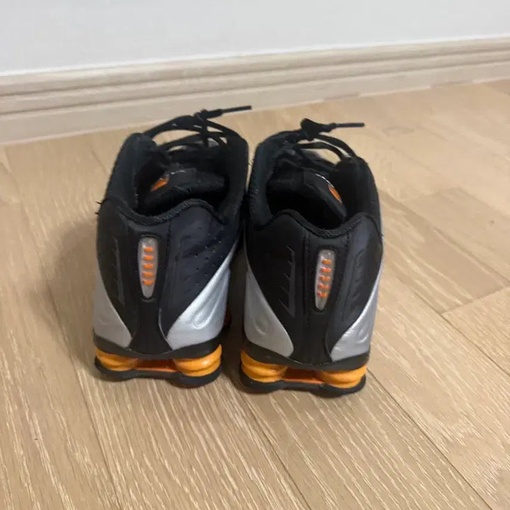 [SOLD OUT] 나이키 샥스r4 블랙 배스트 그레이(260)