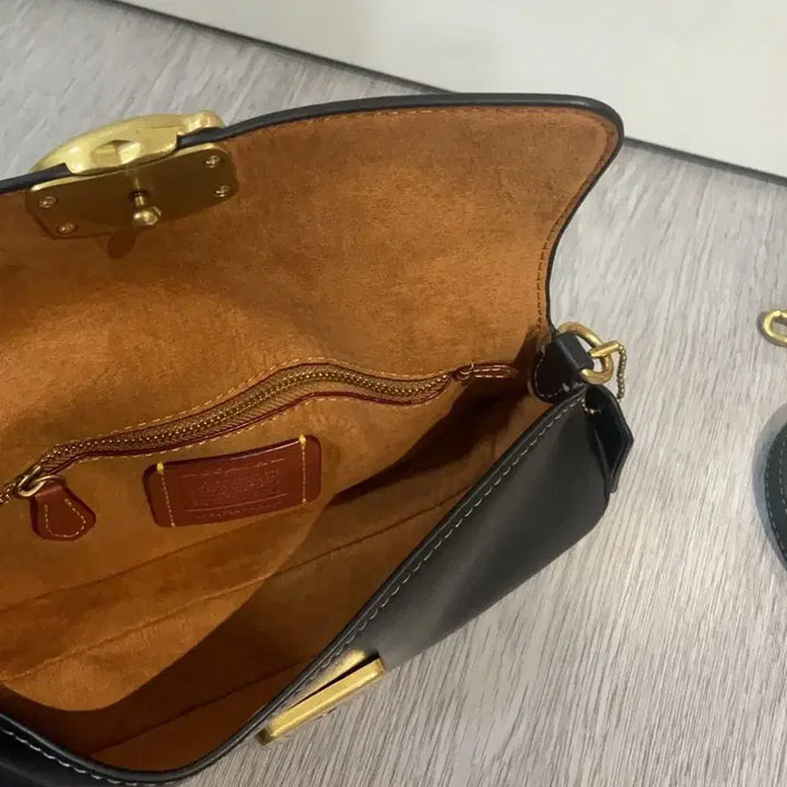 [BUNJANG] Coach Black Leather Shoulder Bag / 코치 블랙 레더 숄더백 / 크로스백