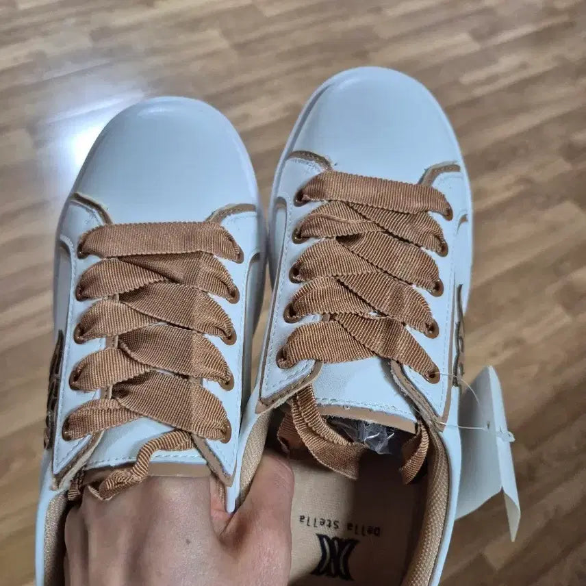 [BUNJANG] Della Stella White Sneakers with Ribbon Laces / 델라 스텔라 흰색 운동화 리본끈
