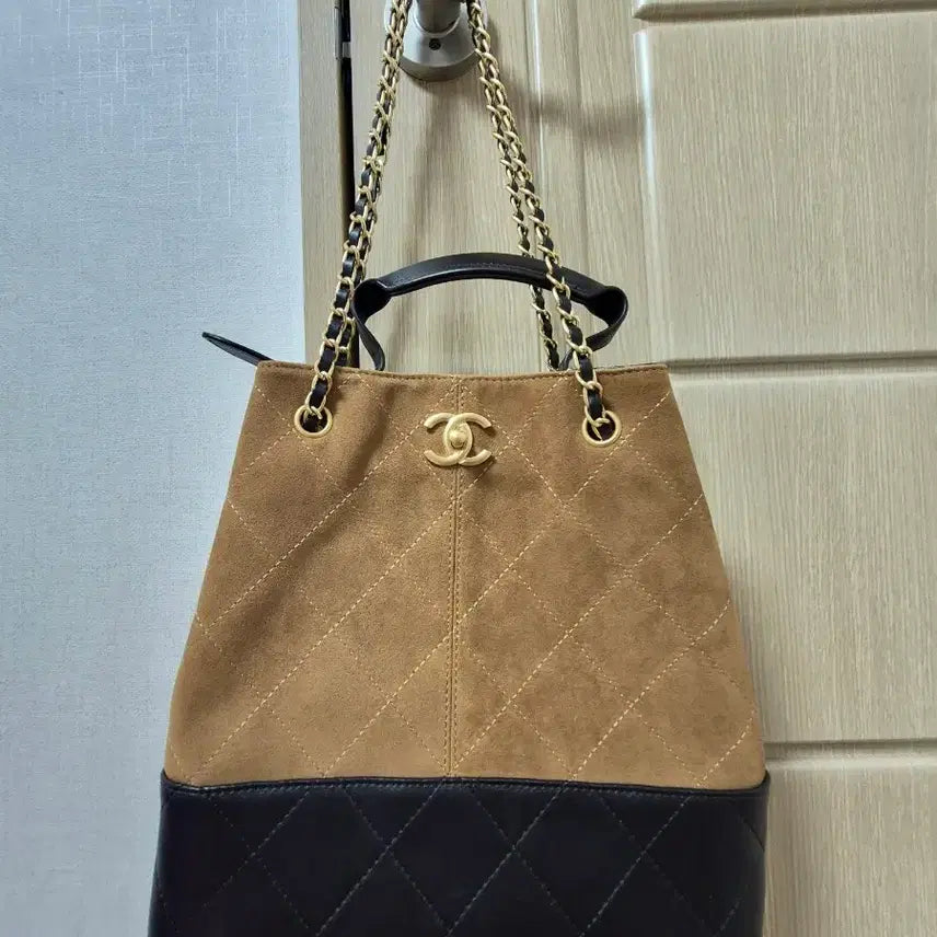 [SOLD OUT] 스웨이드 체인 숄더백