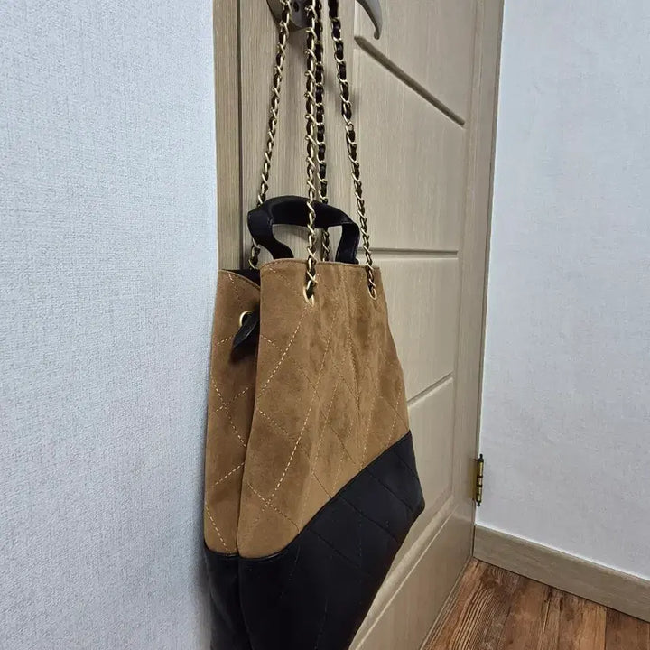 [SOLD OUT] 스웨이드 체인 숄더백