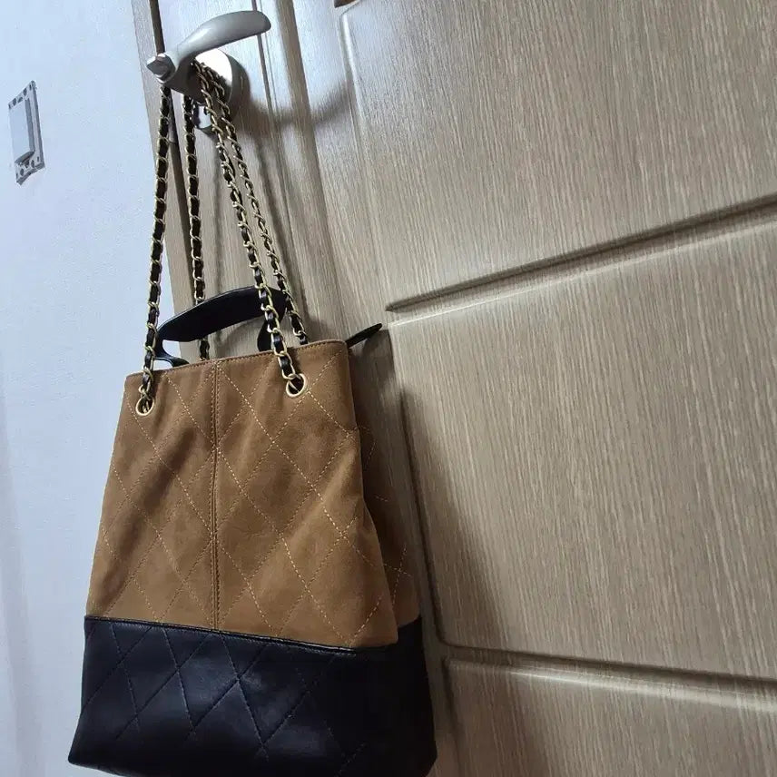 [SOLD OUT] 스웨이드 체인 숄더백