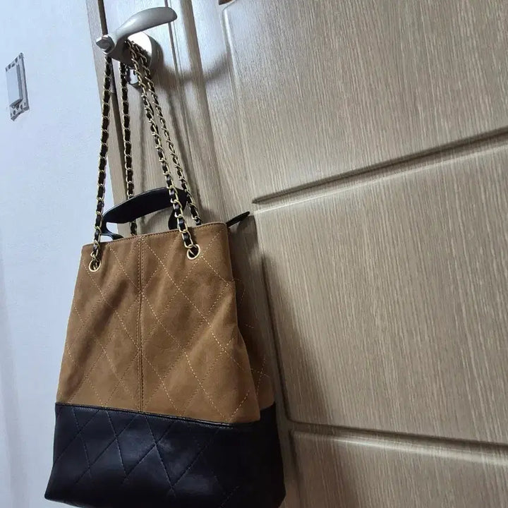 [SOLD OUT] 스웨이드 체인 숄더백
